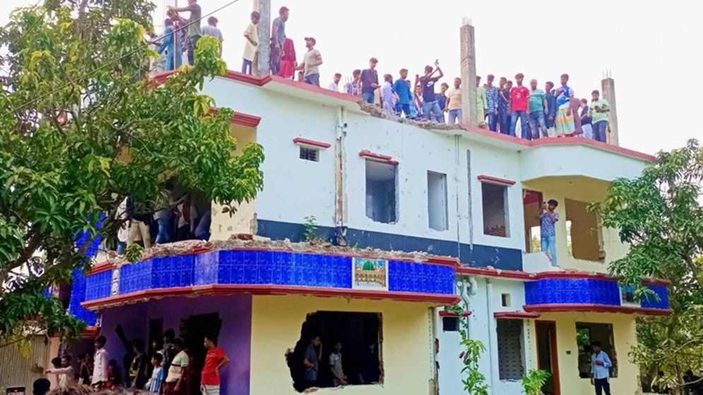 শিশু কলি হত্যা: অভিযুক্ত মোস্তফার বাড়ি গুঁড়িয়ে দিলেন জনতা