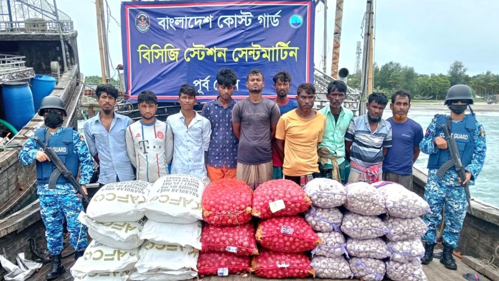 মিয়ানমারে পাচার কালে সারসহ আটক ১০