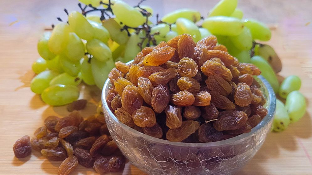 আঙুর না কিশমিশ, স্বাস্থ্যগুণে কোনটি এগিয়ে?