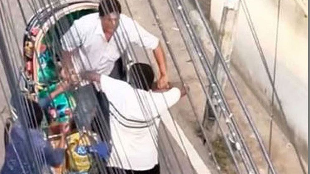 কোতোয়ালীতে প্রকাশ্যে ছিনতাইয়ের  ভিডিও ভাইরাল