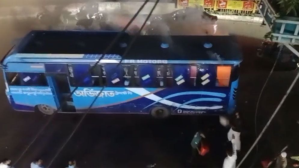 রাজধানীতে আরও একটি বাসে আগুন