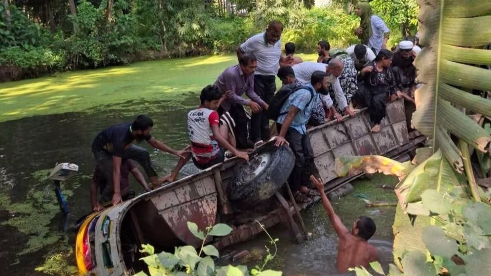 যাত্রী নিয়ে পুকুরে বাস, একজনের লাশ উদ্ধার