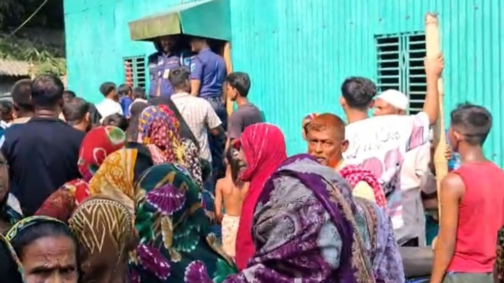 ফ্যানে ঝুলছিলেন স্বামী, মেঝেতে পড়েছিল স্ত্রী-সন্তানের লাশ