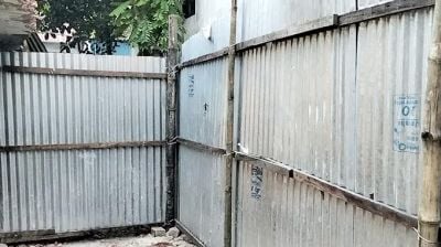 রাস্তা বন্ধ করে পরিবারকে অবরুদ্ধ রাখার অভিযোগ