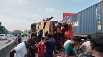 গজারিয়ায় বাস-প্রাইভেটকার সংঘর্ষে নিহত ৪
