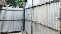রাস্তা বন্ধ করে পরিবারকে অবরুদ্ধ রাখার অভিযোগ