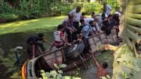 যাত্রী নিয়ে পুকুরে বাস, একজনের লাশ উদ্ধার