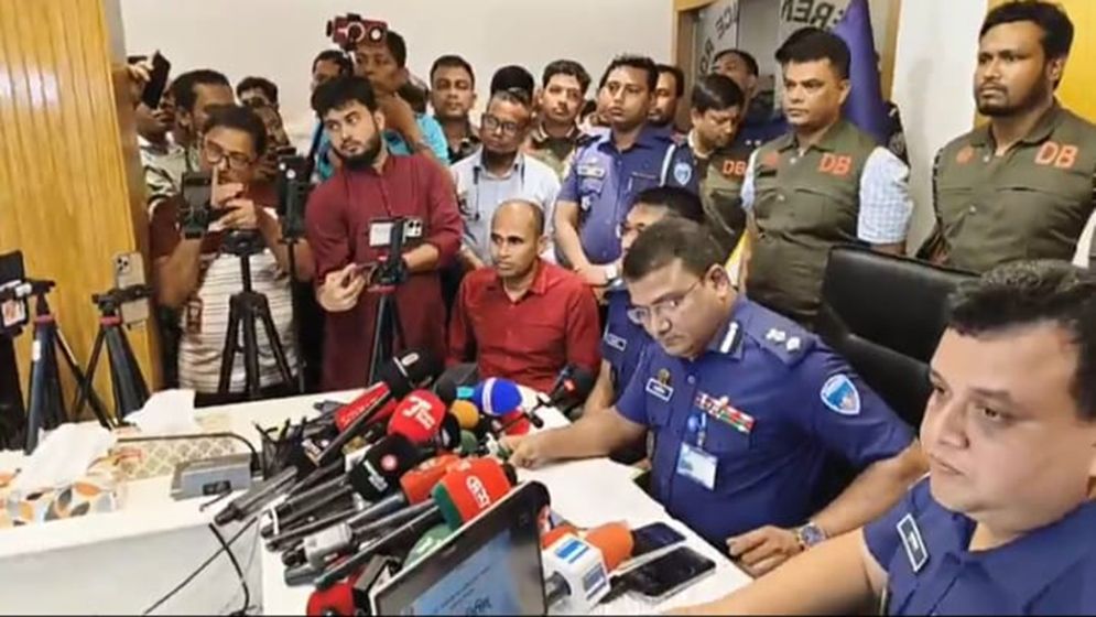 ঘাতক তুহিনের বাসাতেই মিলল আইফোন