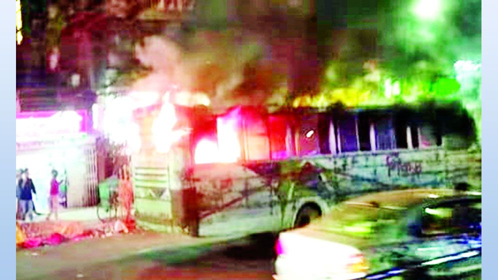 রাজধানীতে ৪ বাস ও ১ পিকআপে আগুন