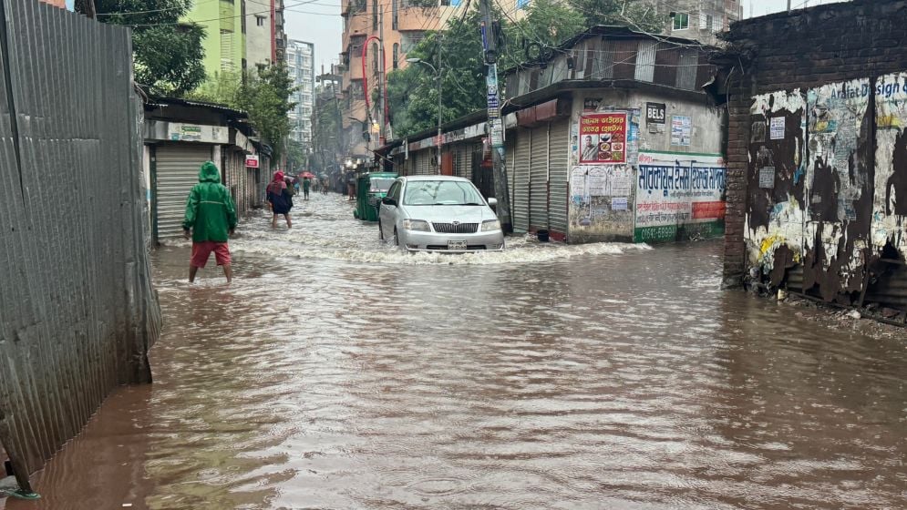 ভারি বৃষ্টিতে ডুবল রাজধানীর বিভিন্ন এলাকা, দুর্ভোগে নগরবাসী