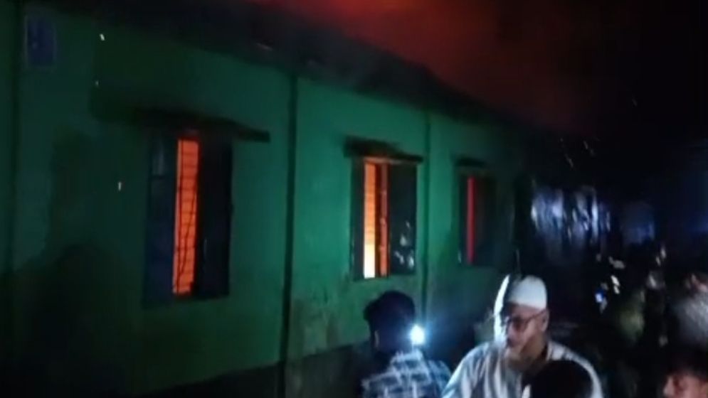 গ্যাস সিলিন্ডারের আগুনে গাজীপুরে ৩৮ ঘর পুড়ে ছাই