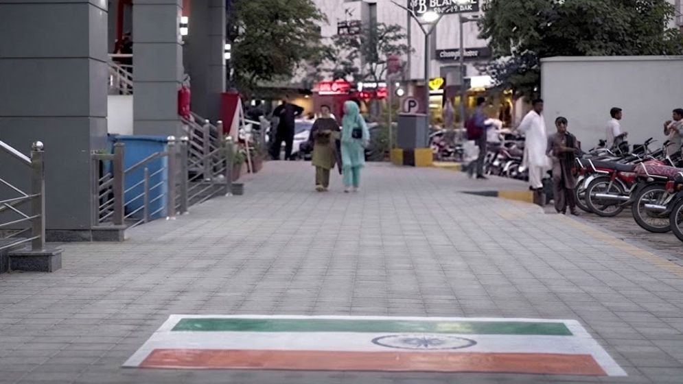 পাকিস্তানে ফুটপাতে ভারতের পতাকা, এরপর যা ঘটল...