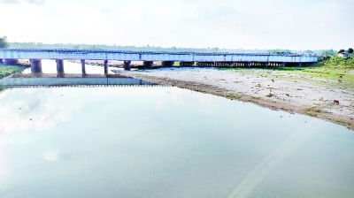 নিচে নদী ওপরে ক্যানেল দুই জলধারার খেলা