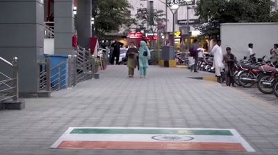 পাকিস্তানে ফুটপাতে ভারতের পতাকা, এরপর যা ঘটল...
