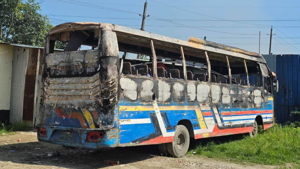 সিদ্ধিরগঞ্জে পার্কিং করা বাসে আগুন