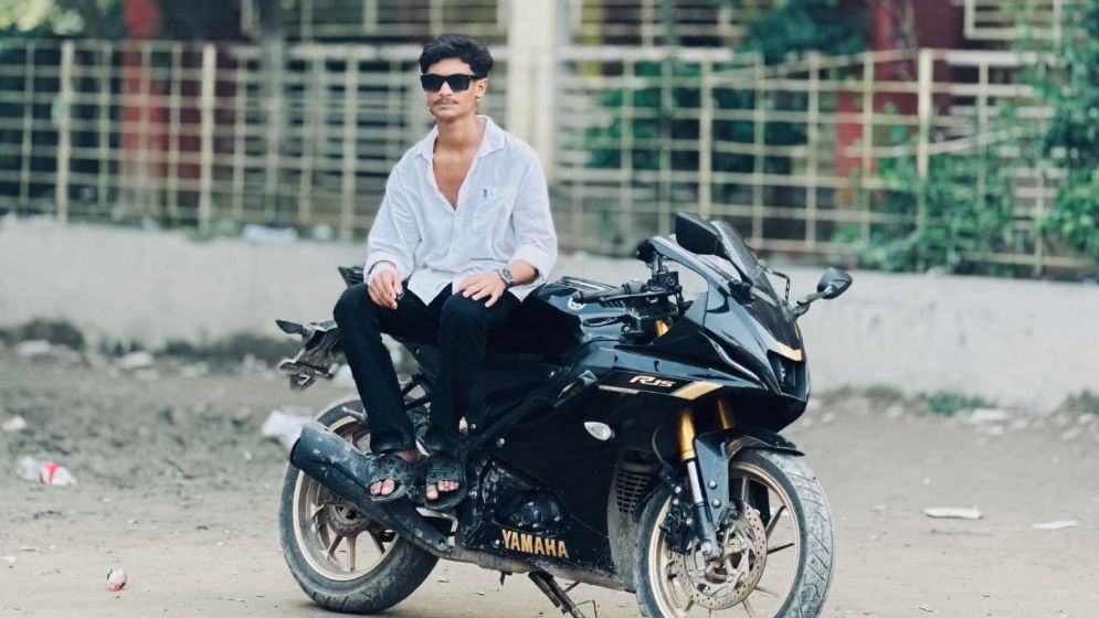 অপ্রতিমের বাবার দোকানে ১০ দিন আগে বিনা বেতনে কাজ নিয়েছিলেন ফাহাদ