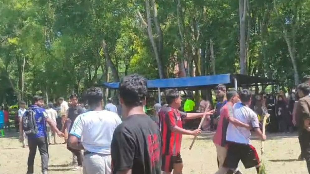 বল থ্রো-ইন নিয়ে ইবিতে দুই বিভাগের শিক্ষার্থীদের সংঘর্ষ, আহত ৭