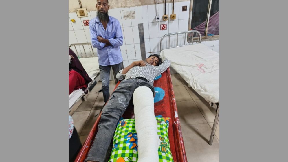পুলিশকে ঘুস না দেওয়ায় আসামির ছেলেকে মারধর, পা ভাঙার অভিযোগ