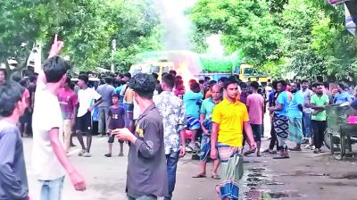 অভিযুক্তের বাড়িতে ভাঙচুর সড়ক অবরোধ