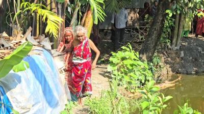 ‘মোর মাক কোটে ফেলে দেইম’, ফুটো টিনের ঘরে দুই বিধবার দিন