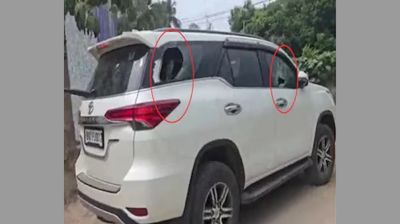 প্রিয় অভিনেত্রীকে দেখতে না পেয়ে গাড়িতে পাথর ছুড়ল ভক্তরা