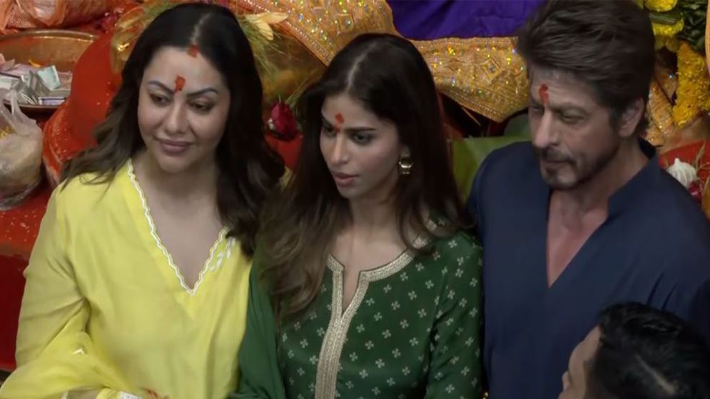 গৌরী-সুহানাকে নিয়ে লালবাগচা রাজার মণ্ডপে শাহরুখ