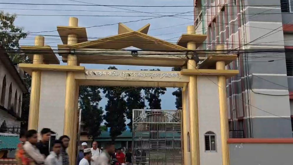 মাদ্রাসা শিক্ষকের সঙ্গে শিক্ষার্থীর অন্তরঙ্গ ভিডিও ভাইরাল