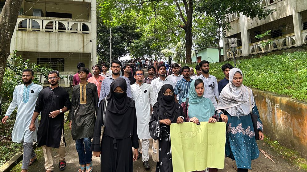 বিচার না হওয়া পর্যন্ত আন্দোলনের ঘোষণা কুবি শিক্ষার্থীদের