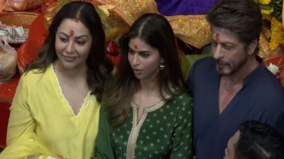 গৌরী-সুহানাকে নিয়ে লালবাগচা রাজার মণ্ডপে শাহরুখ