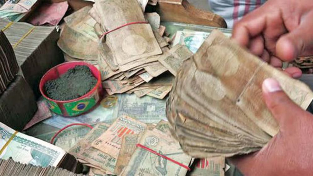 কাউকে ছেঁড়া টাকা ধরিয়ে দেওয়া কি জায়েজ?