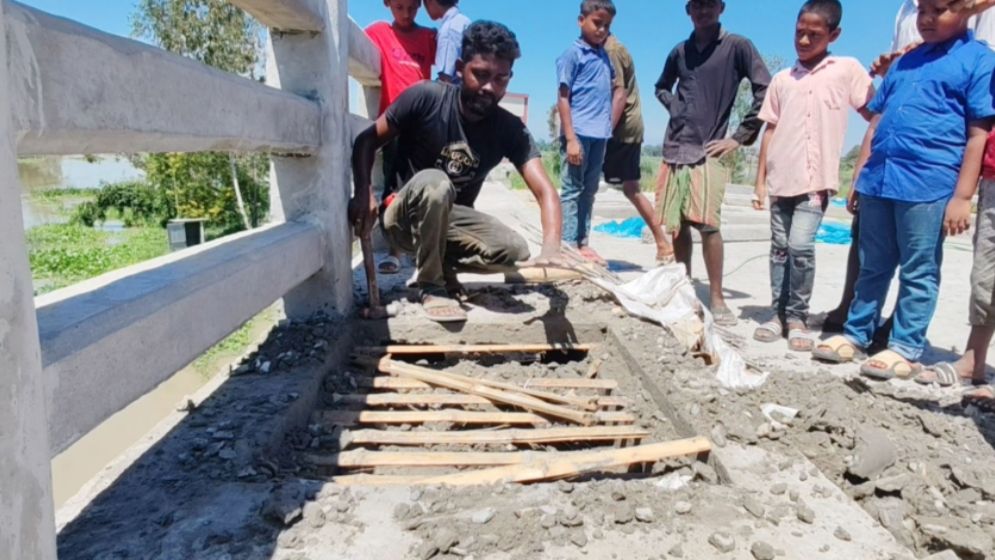 ১০ কোটি টাকার সেতুতে রডের বদলে বাঁশ, দুদকের অভিযান