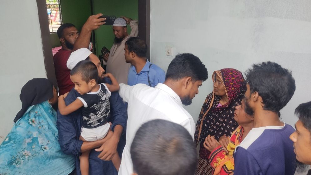 স্ত্রীর গলায় ছুরিকাঘাতের পর স্বামীর আত্মহত্যা