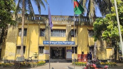 শিক্ষকের কাছে ২০ লাখ টাকা চাঁদা দাবি, সপরিবারে পুড়িয়ে মারার হুমকি