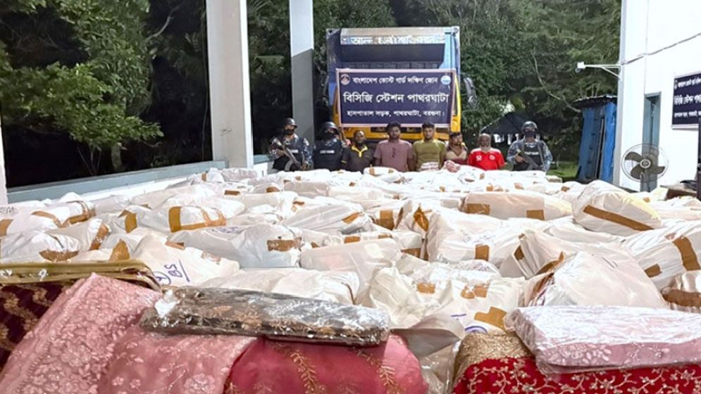 ৭ কোটি টাকার ভারতীয় শাড়ি-পাঞ্জাবি জব্দ,  আটক ৫