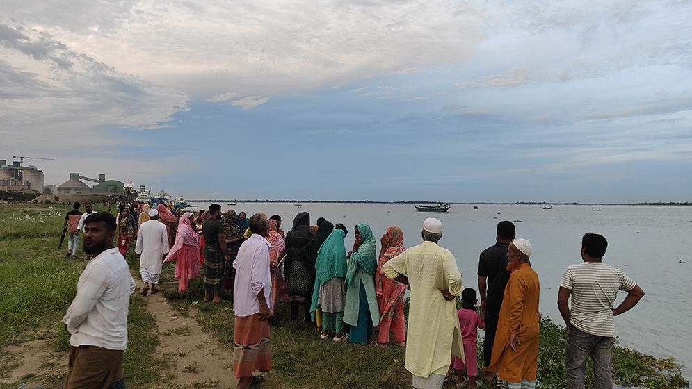 মেঘনায় ট্রলারডুবিতে একজনের লাশ উদ্ধার, একই পরিবারের ৪ জন নিখোঁজ