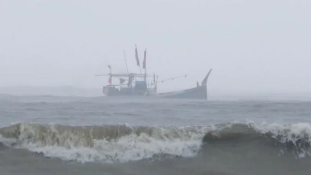 বিকল ট্রলারে চারদিন ভেসে ছিল ১৮ জেলে