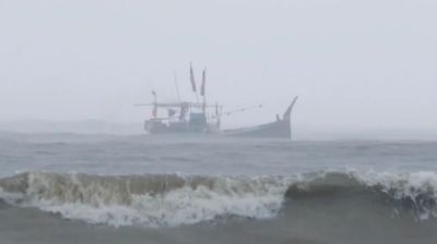 বিকল ট্রলারে চারদিন ভেসে ছিল ১৮ জেলে