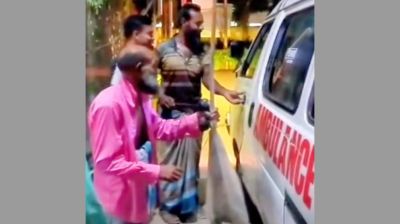 সাপে কাটা মেয়ে ও সাপ নিয়ে হাসপাতালে বাবা