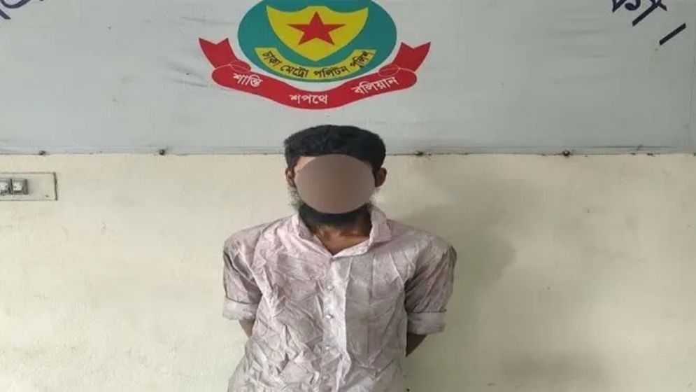রাজধানীতে চলন্ত বাস থেকে ভ্যানিটি ব্যাগ ছিনতাই, গ্রেফতার ১