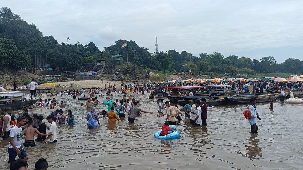 সবুজ পাহাড়ের নৈসর্গিক সৌন্দর্য আর স্বচ্ছ জলের ধারা উপভোগে পর্যটকরা