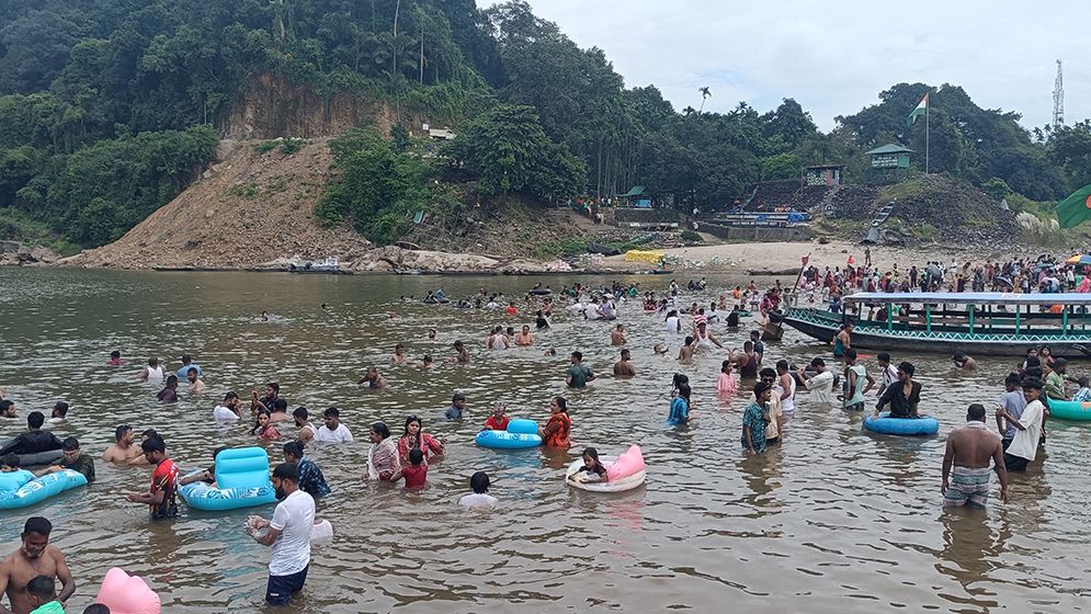 সবুজ পাহাড়ের নৈসর্গিক সৌন্দর্য আর স্বচ্ছ জলের ধারা উপভোগে পর্যটকরা