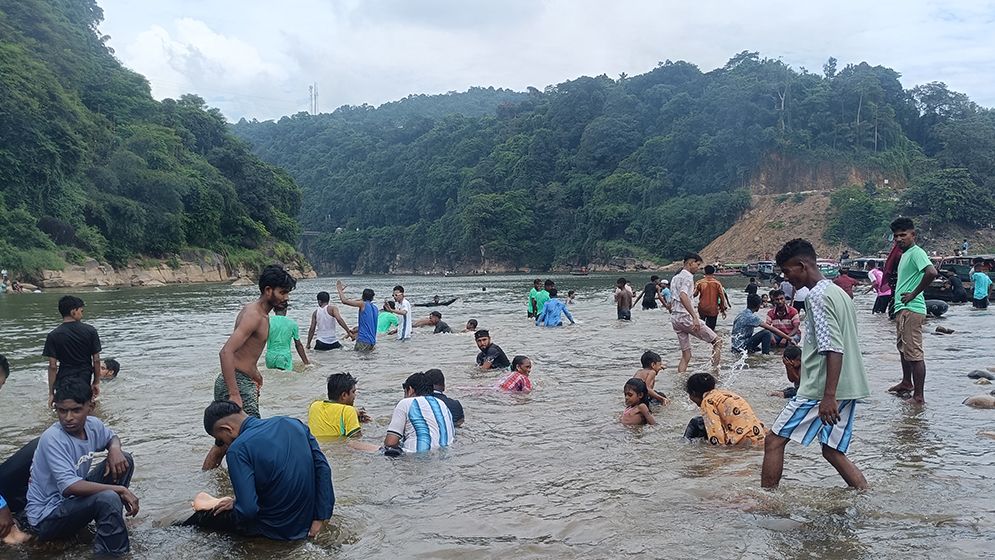 সবুজ পাহাড়ের নৈসর্গিক সৌন্দর্য আর স্বচ্ছ জলের ধারা উপভোগে পর্যটকরা