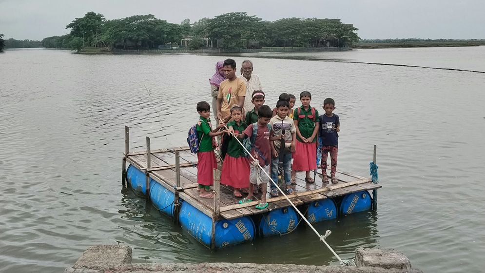 ড্রামের ভেলায় স্বপ্ন পাড়ি