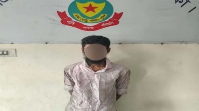 রাজধানীতে চলন্ত বাস থেকে ভ্যানিটি ব্যাগ ছিনতাই, গ্রেফতার ১