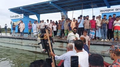 লঞ্চ থেকে নদীতে পড়ে যুবক নিখোঁজ