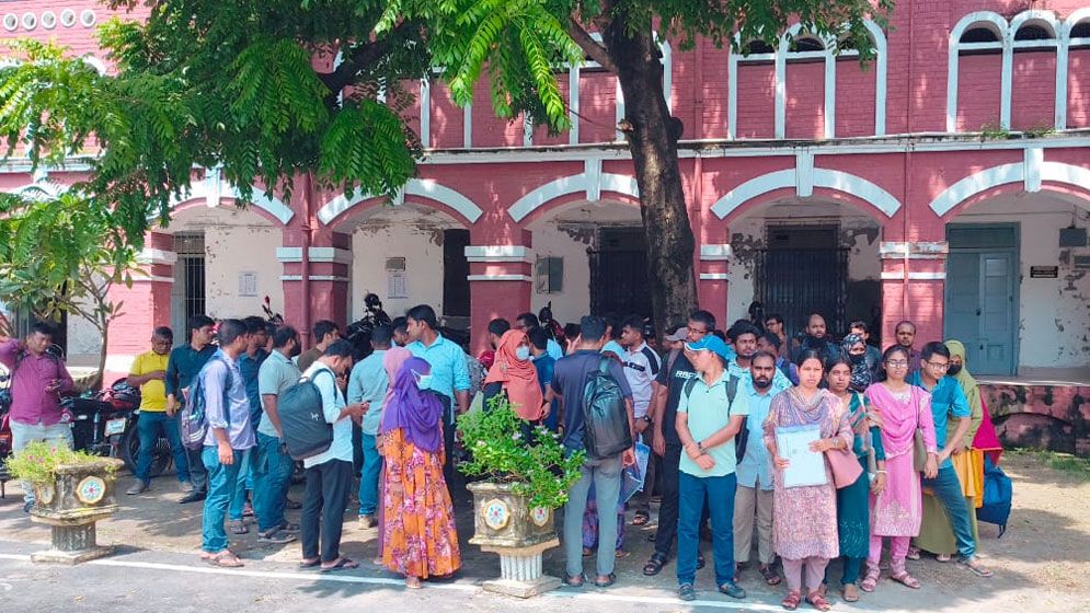 চূড়ান্ত সুপারিশপ্রাপ্ত হয়েও নিয়োগপত্র পাননি যশোরের ১০৬ জন