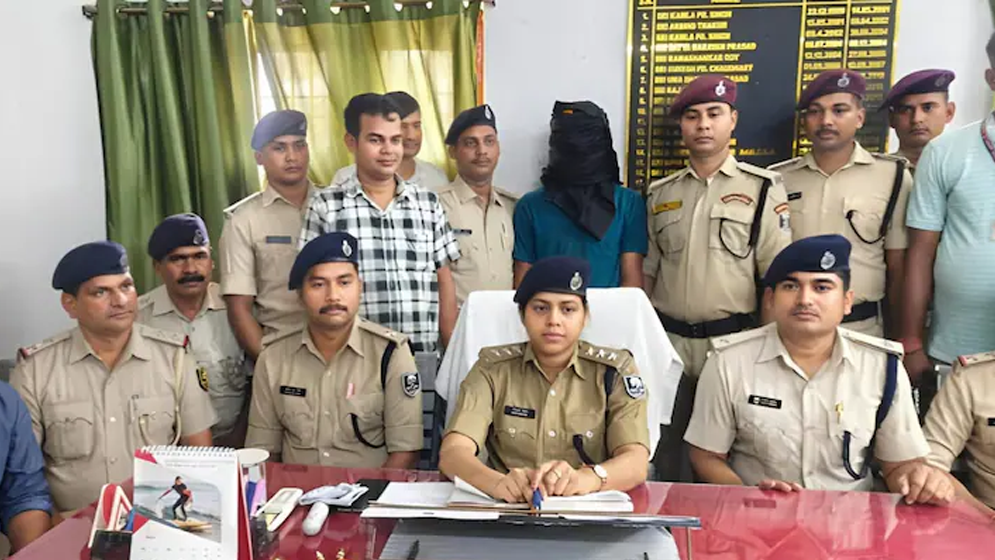 পুলিশ সেজে ট্রেনে যাত্রীকে জরিমানা, টাকা না পেয়ে চলন্ত ট্রেন থেকে ধাক্কা