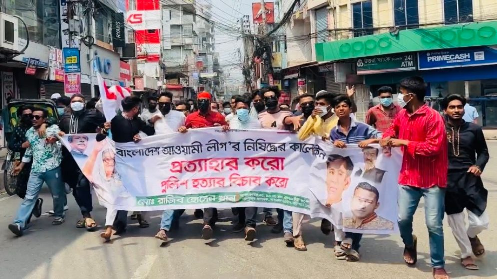 বরিশালে আ.লীগের ঝটিকা মিছিলে চাপ বাড়ছে পুলিশের