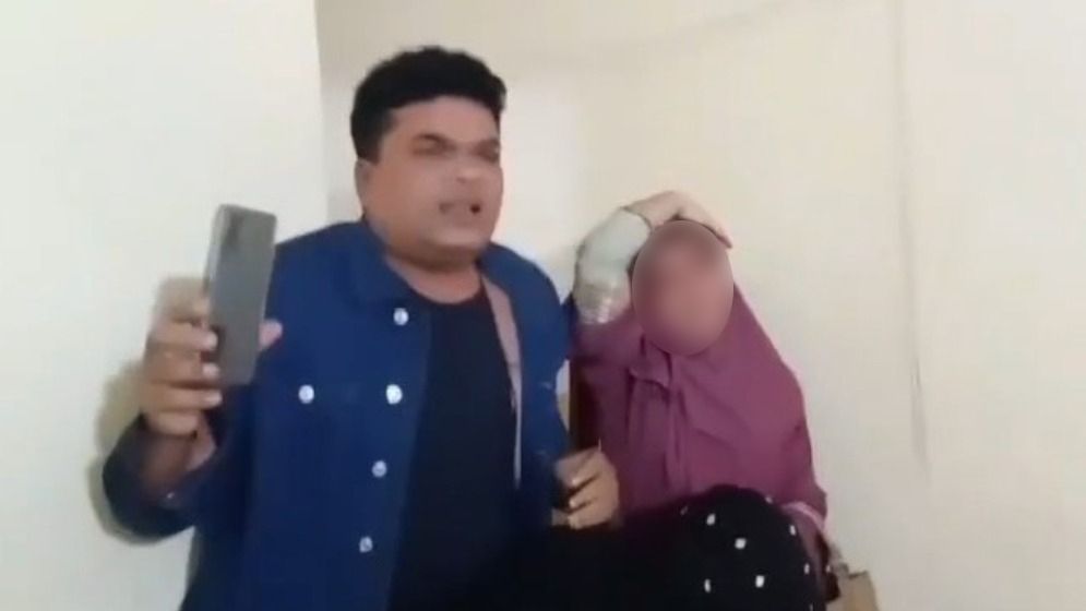 হোটেলে পরকীয়া প্রেমিকার সঙ্গে পুলিশ কর্মকর্তাকে হাতেনাতে ধরলেন স্ত্রী, অতঃপর...