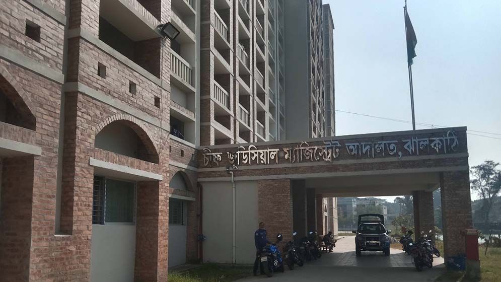 ধর্ষণ মামলার আসামিকে বিয়ে করতে আদালতে হট্টগোল, হুমকি